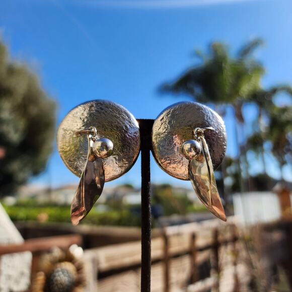 Vtg Susan Cummings Earrings Hammered Sterling Silver Dreamcatcher Feather Clips - Picture 3 of 13